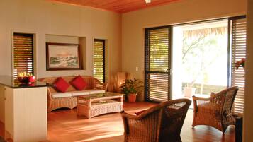 Villa Premium, 1 cama de matrimonio grande, no fumadores | Sala de estar | Una televisión