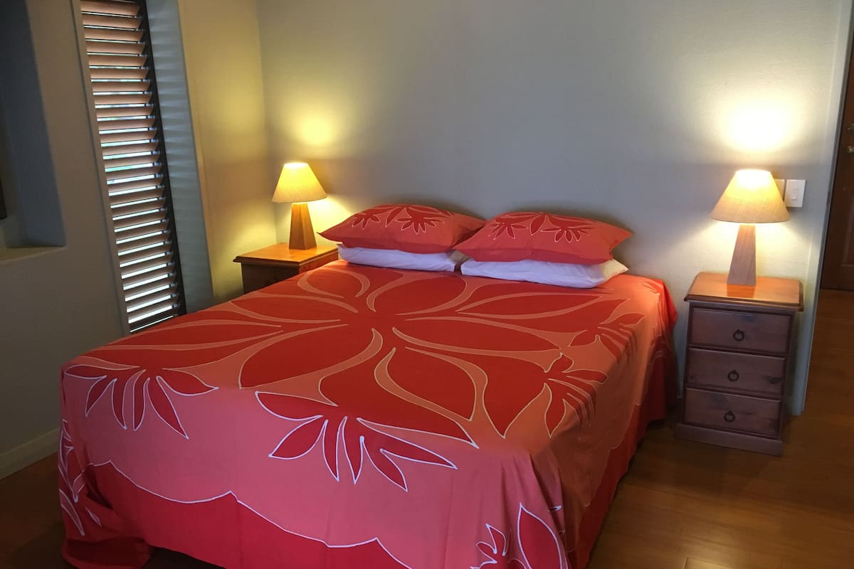 1 habitación, cortinas blackout y ropa de cama