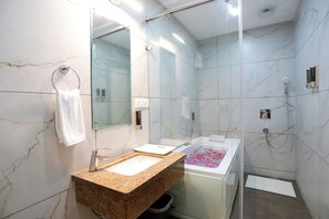 ラグジュアリー ルーム | バスルーム | シャワー付き浴槽、レインフォールシャワー、バスアメニティ (無料)、ヘアドライヤー