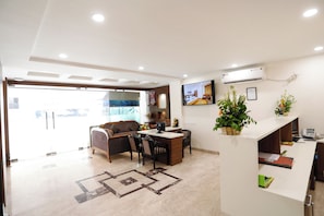 Reception - Hotel Dolphin International (Varanasi)
