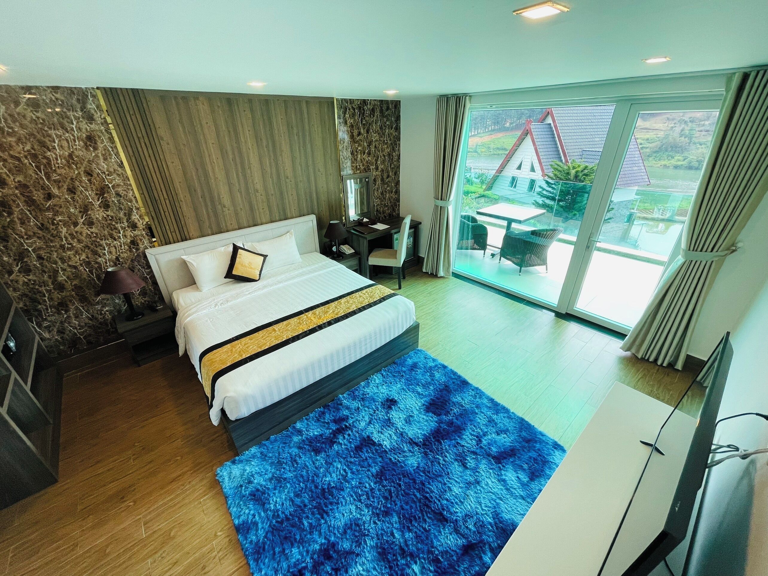 尊贵双人房 | 迷你吧、客房内保险箱、特色家居、办公桌