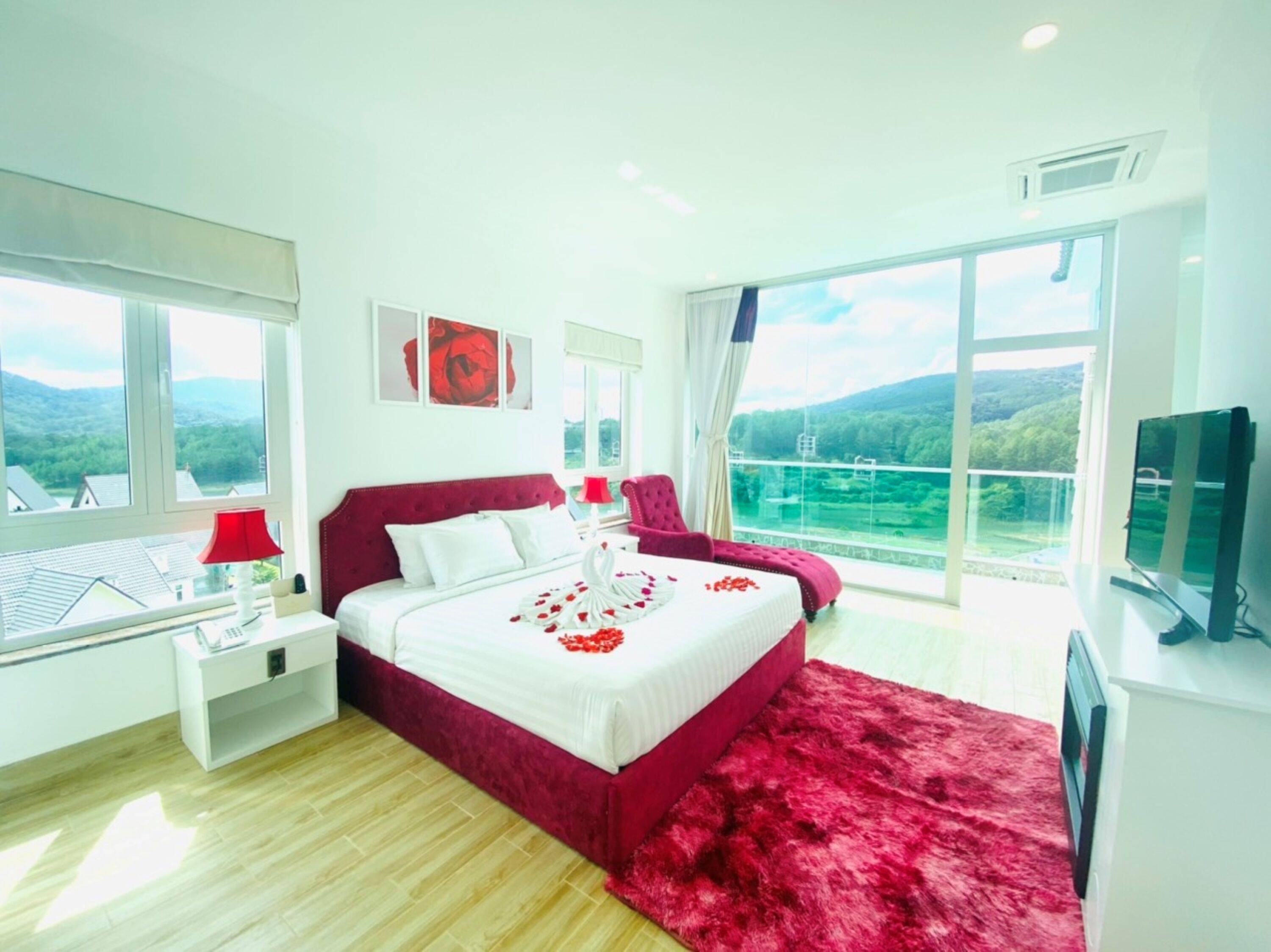 Luxury Double Room | Minibar, in-room safe, individually furnished, desk