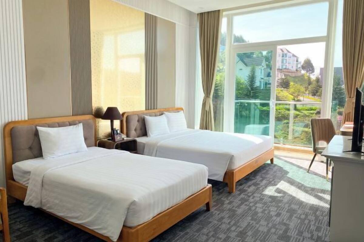 1 dormitorio, minibar, caja fuerte y mobiliario individual