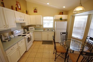 Perhehuvila, poreamme, puutarha-alue | Jaettu keittiö | Jääkaappi, mikroaaltouuni, uuni