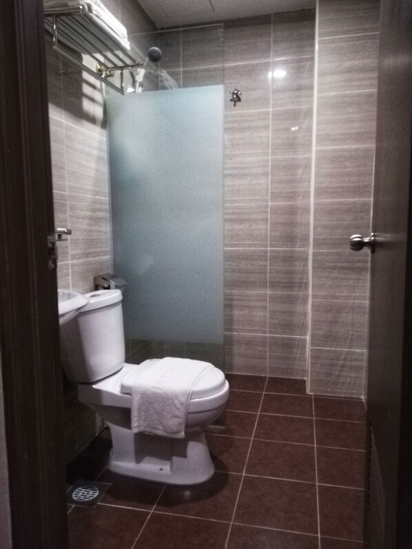 A bathroom with a toilet, a shower, and a sink. - Kampar Boutique Hotel - Kampar Sentral (Kampar)