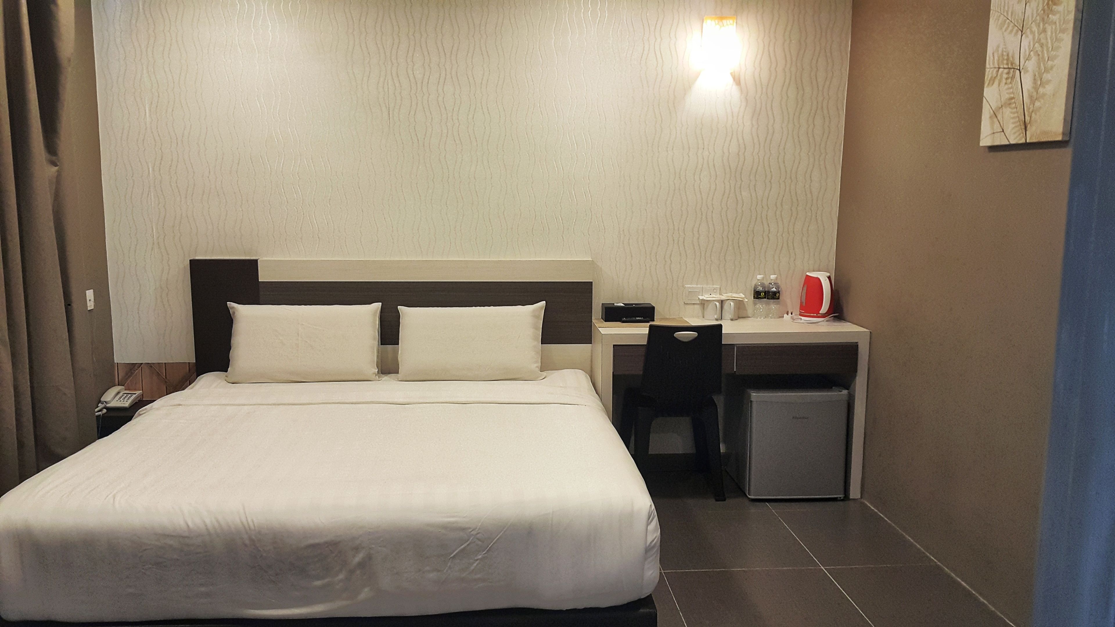 deluxe room, 1 king bed | 1 bedroom, desk, iron/ironing board, free wifi