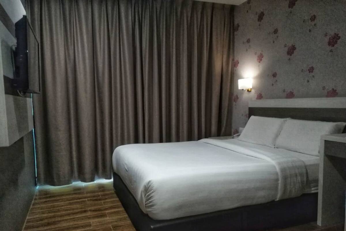 Meja, seterika/papan seterika, Wi-fi percuma, cadar katil 