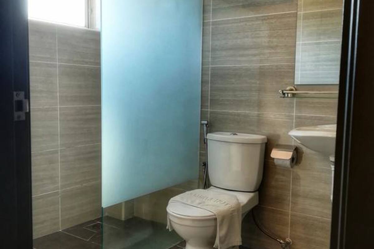 deluxe triple room | bathroom | shower, free toiletries, hair dryer, towels