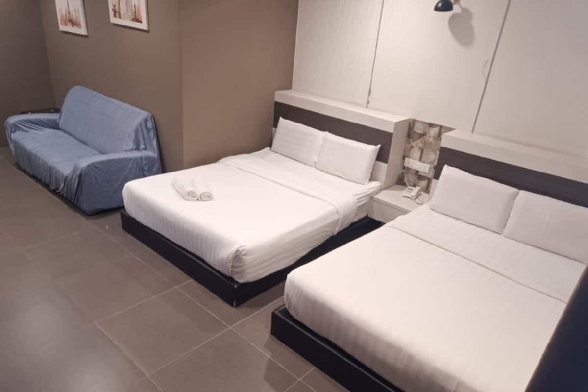 Suite (Double Queen) | Meja, seterika/papan seterika, Wi-fi percuma, cadar katil 