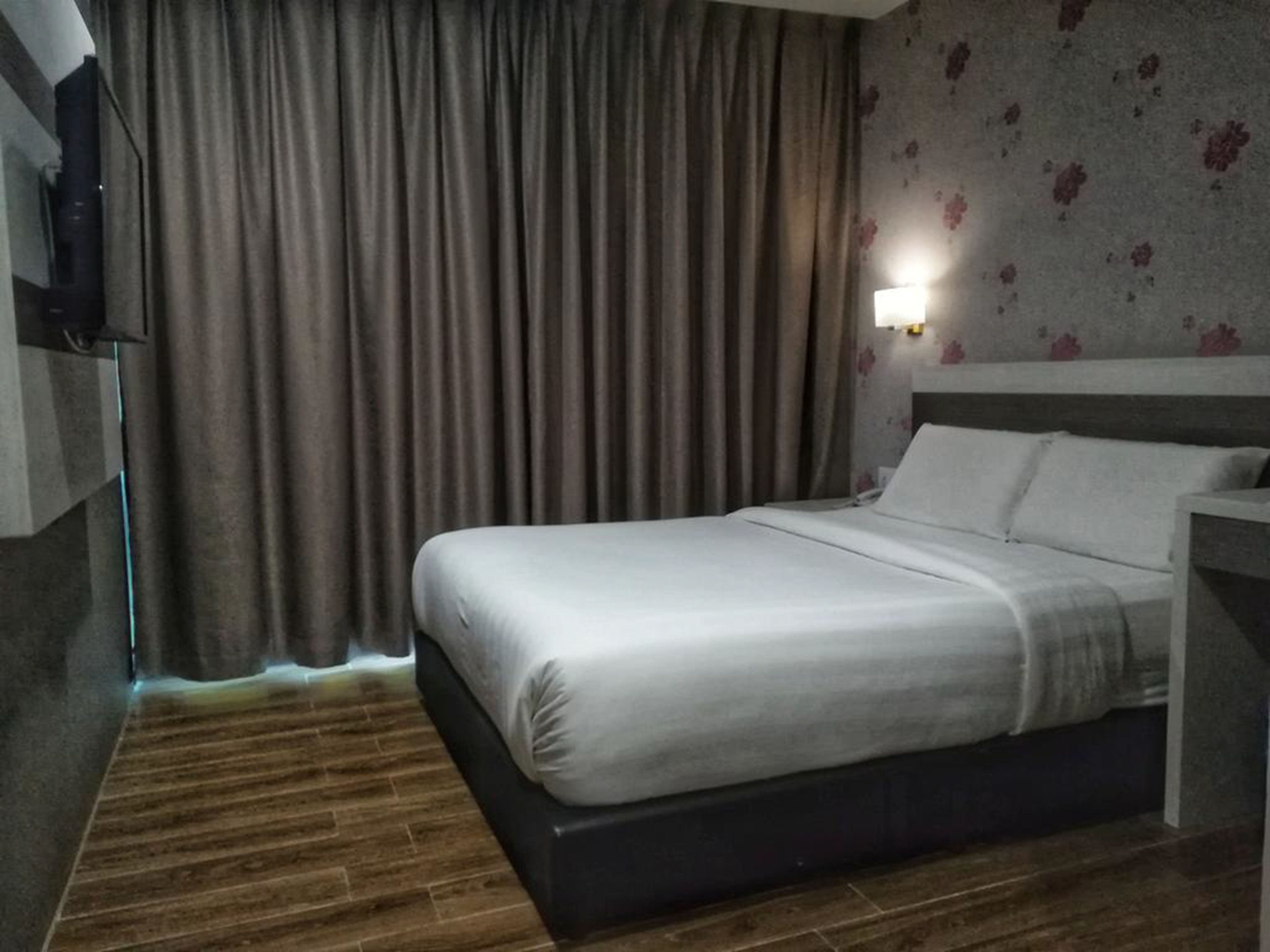 standard room, 1 queen bed | 1 bedroom, desk, iron/ironing board, free wifi