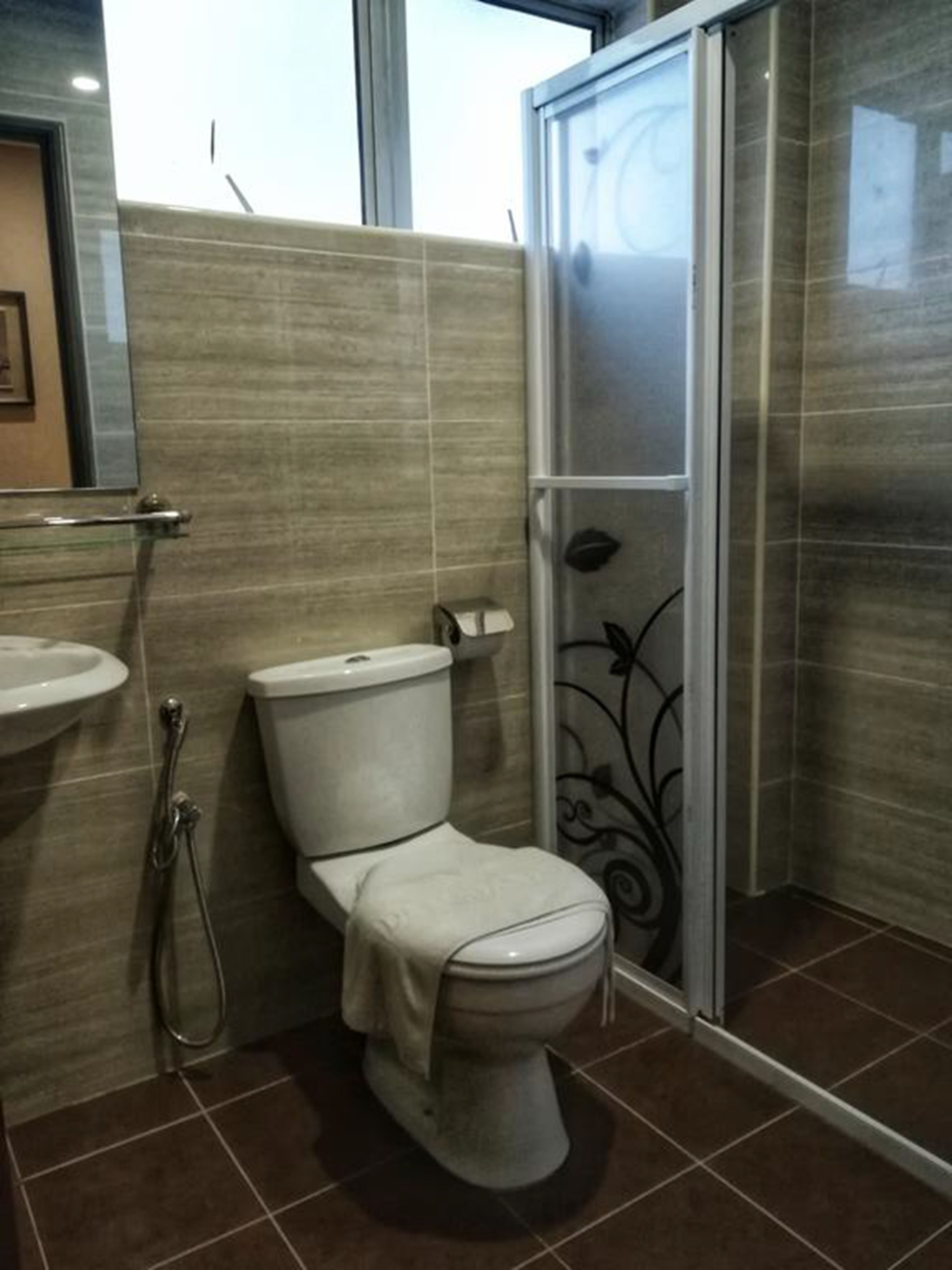 deluxe suite | bathroom | shower, free toiletries, hair dryer, towels