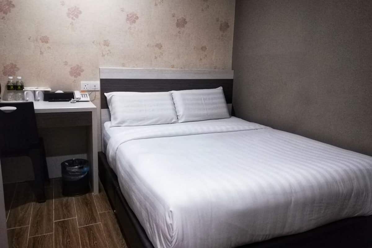 Standard Room, 1 Katil Ratu (Queen) | Meja, seterika/papan seterika, Wi-fi percuma, cadar katil 