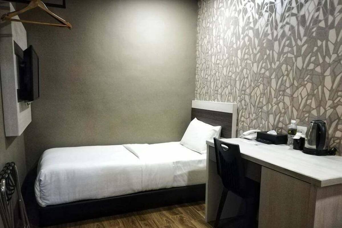 Meja, seterika/papan seterika, Wi-fi percuma, cadar katil 