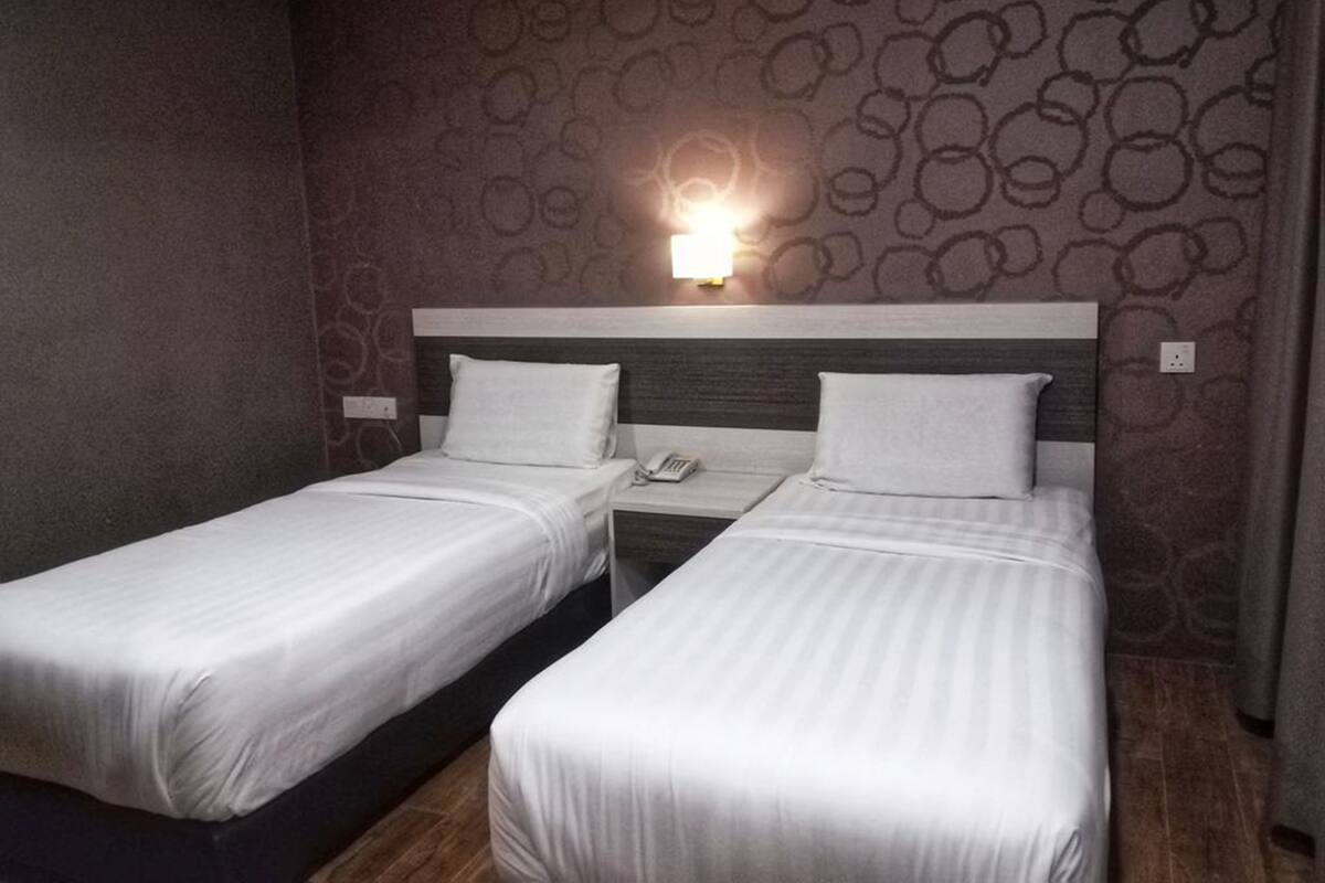 Standard Twin Room | Meja, seterika/papan seterika, Wi-fi percuma, cadar katil 