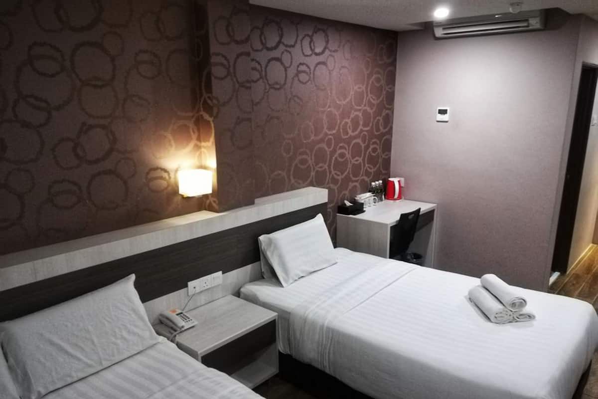 Deluxe Suite | Desk, iron/ironing board, free WiFi, bed sheets