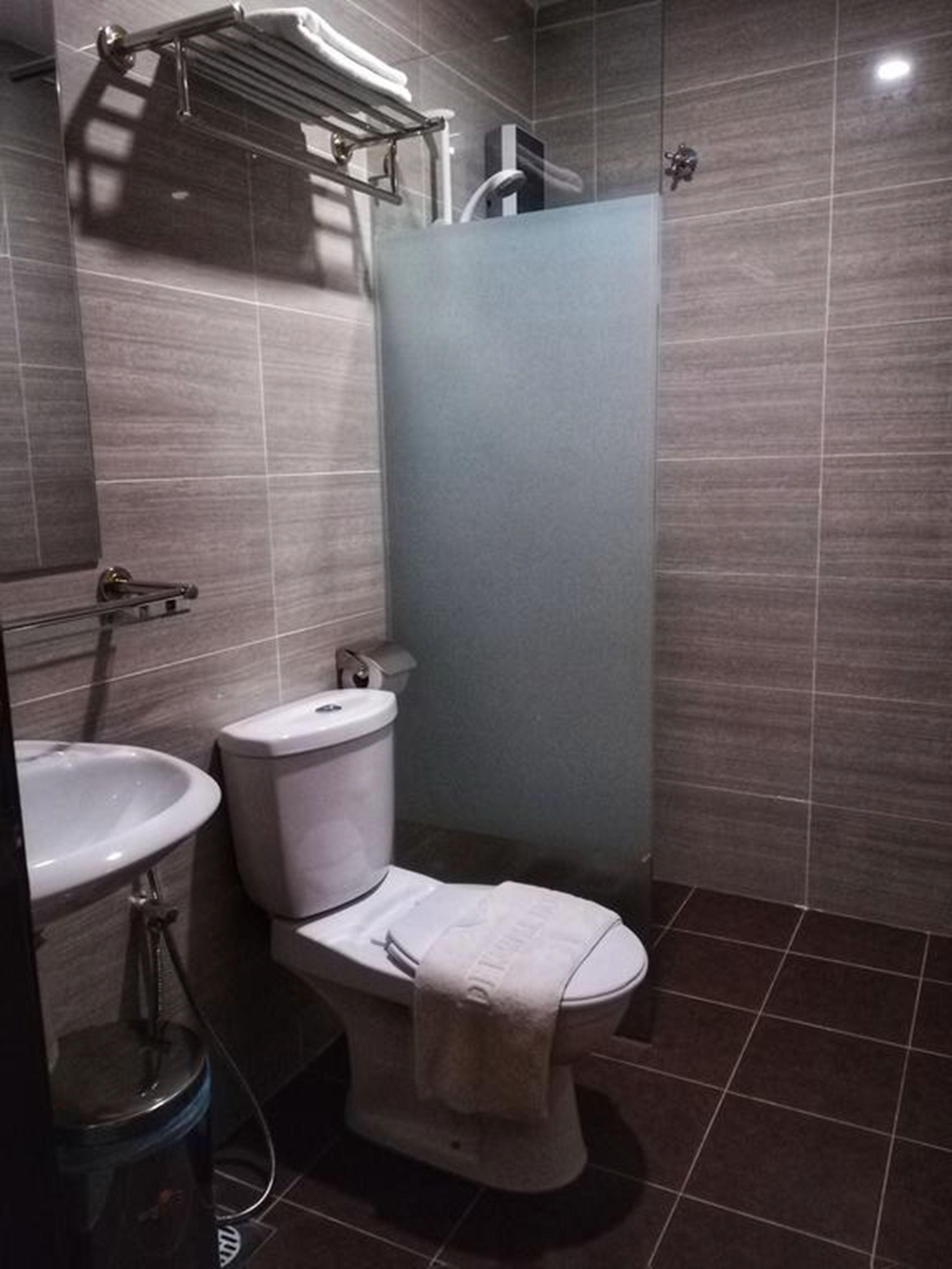 superior single room, non smoking | bathroom | shower, free toiletries, hair dryer, towels
