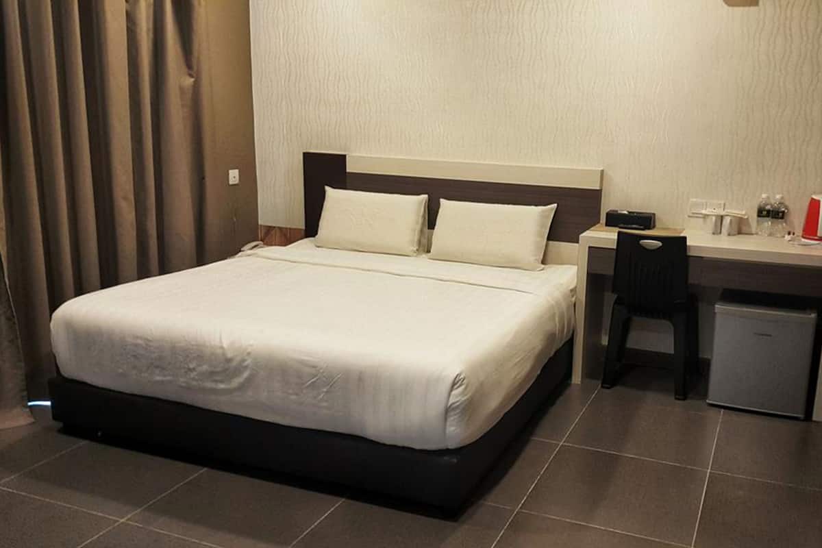Deluxe Room, 1 Katil Raja (King) | Meja, seterika/papan seterika, Wi-fi percuma, cadar katil 