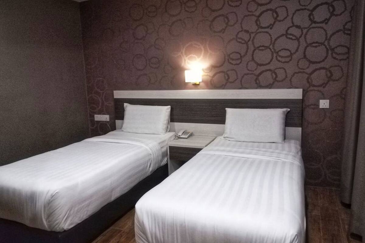 Meja, seterika/papan seterika, Wi-fi percuma, cadar katil 
