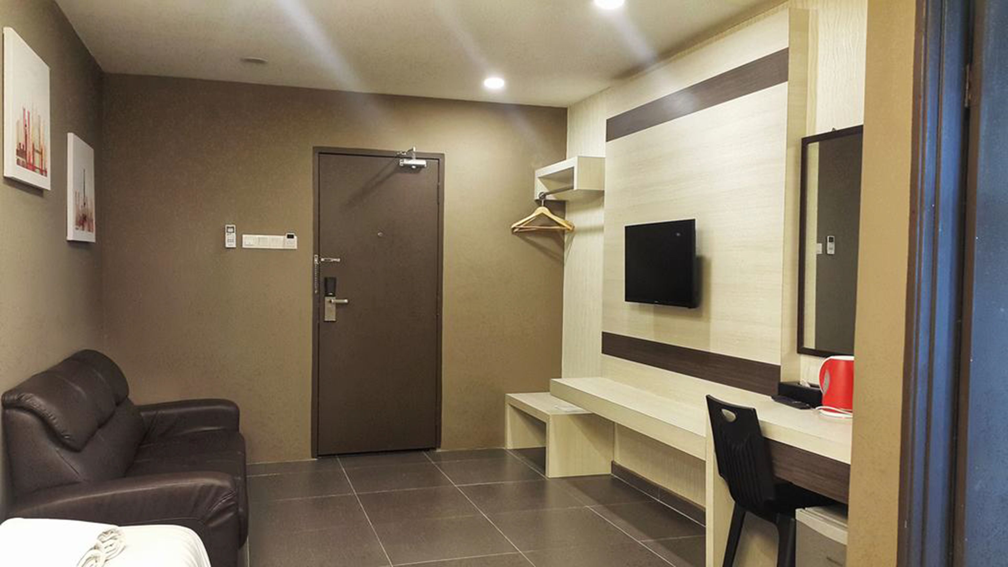 suite (double queen) | living area | led tv