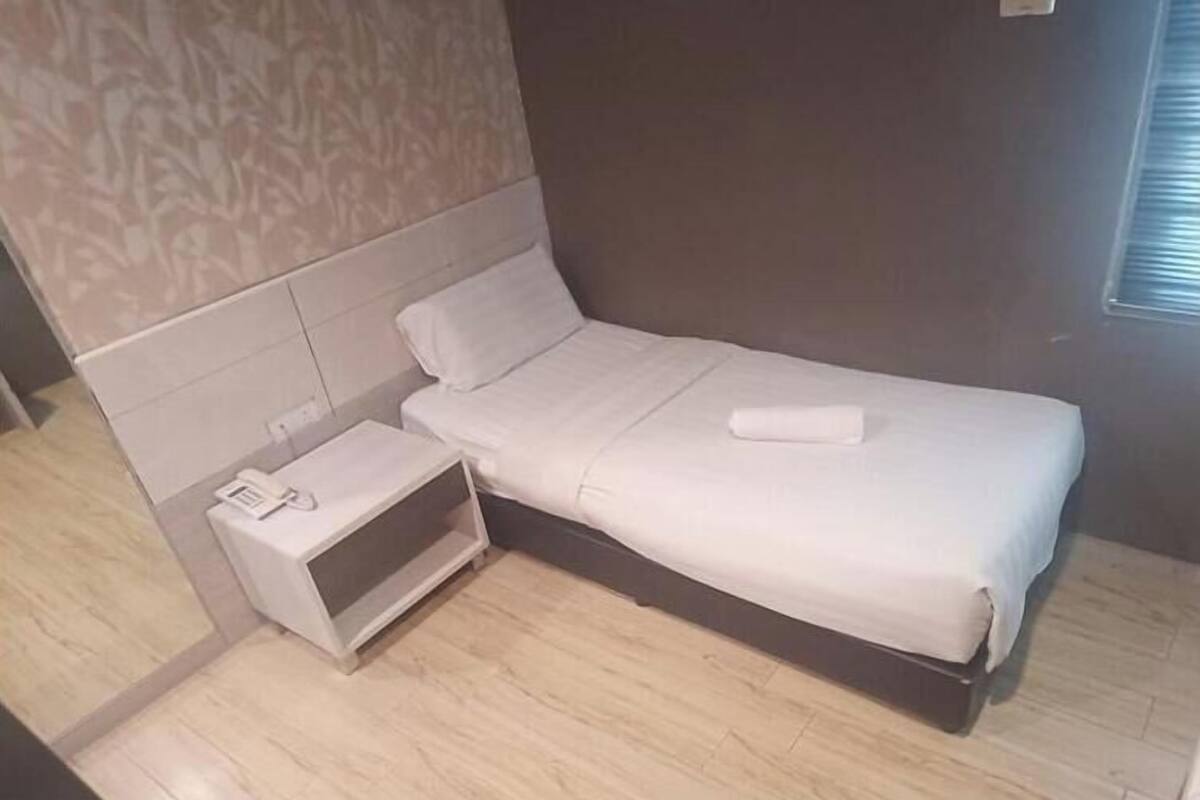 Superior Single Room, Non Smoking | Meja, seterika/papan seterika, Wi-fi percuma, cadar katil 