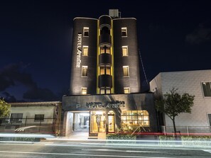 Mặt tiền nơi lưu trú - ban đêm