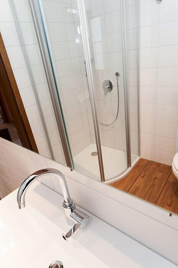 Apartment | Bathroom shower