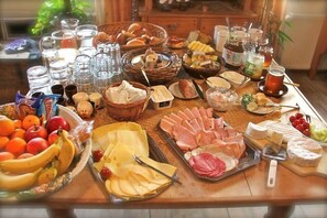 Breakfast buffet - Landhaus Karin (Zwiesel)