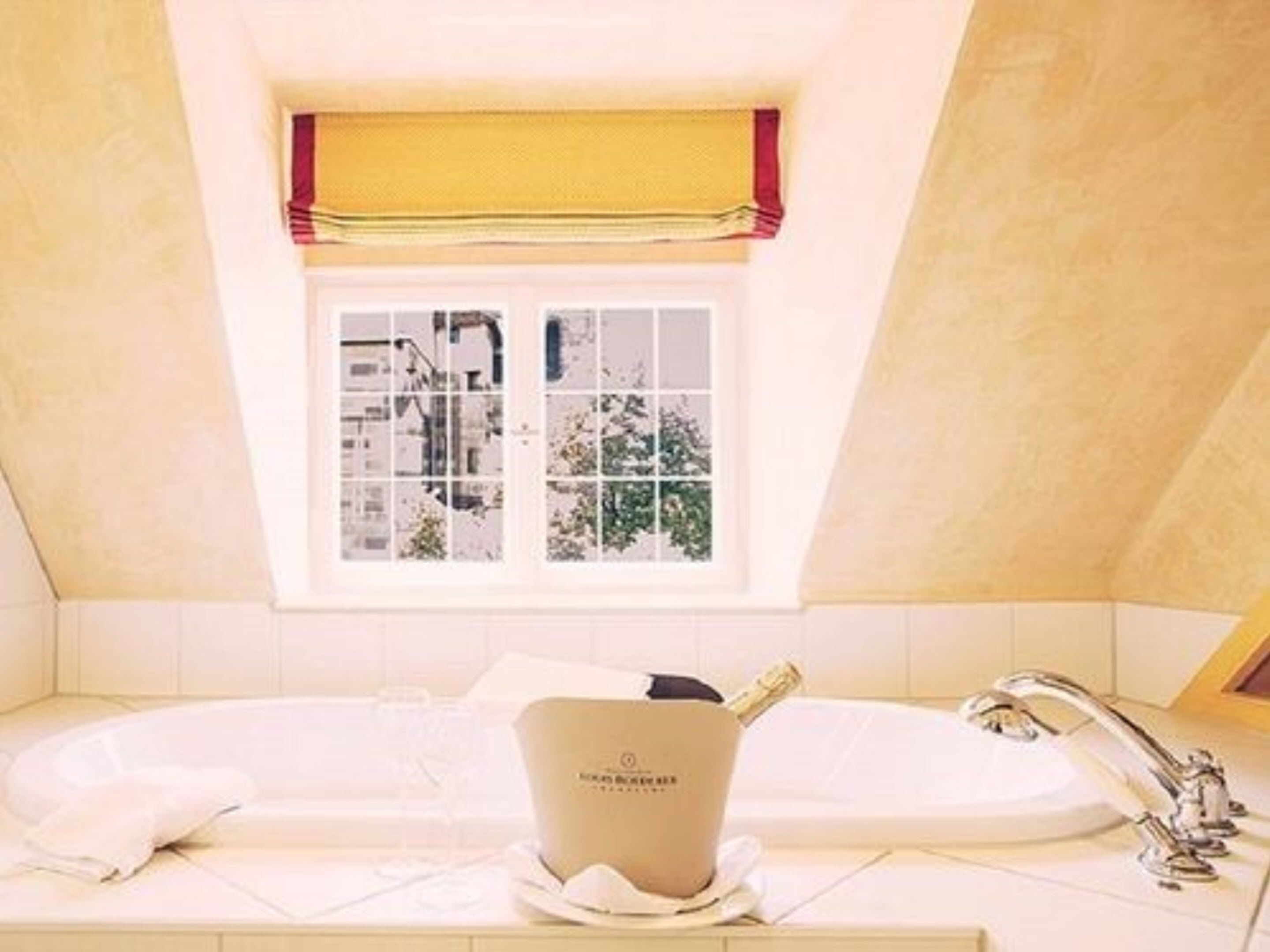 Deep-soaking bathtub