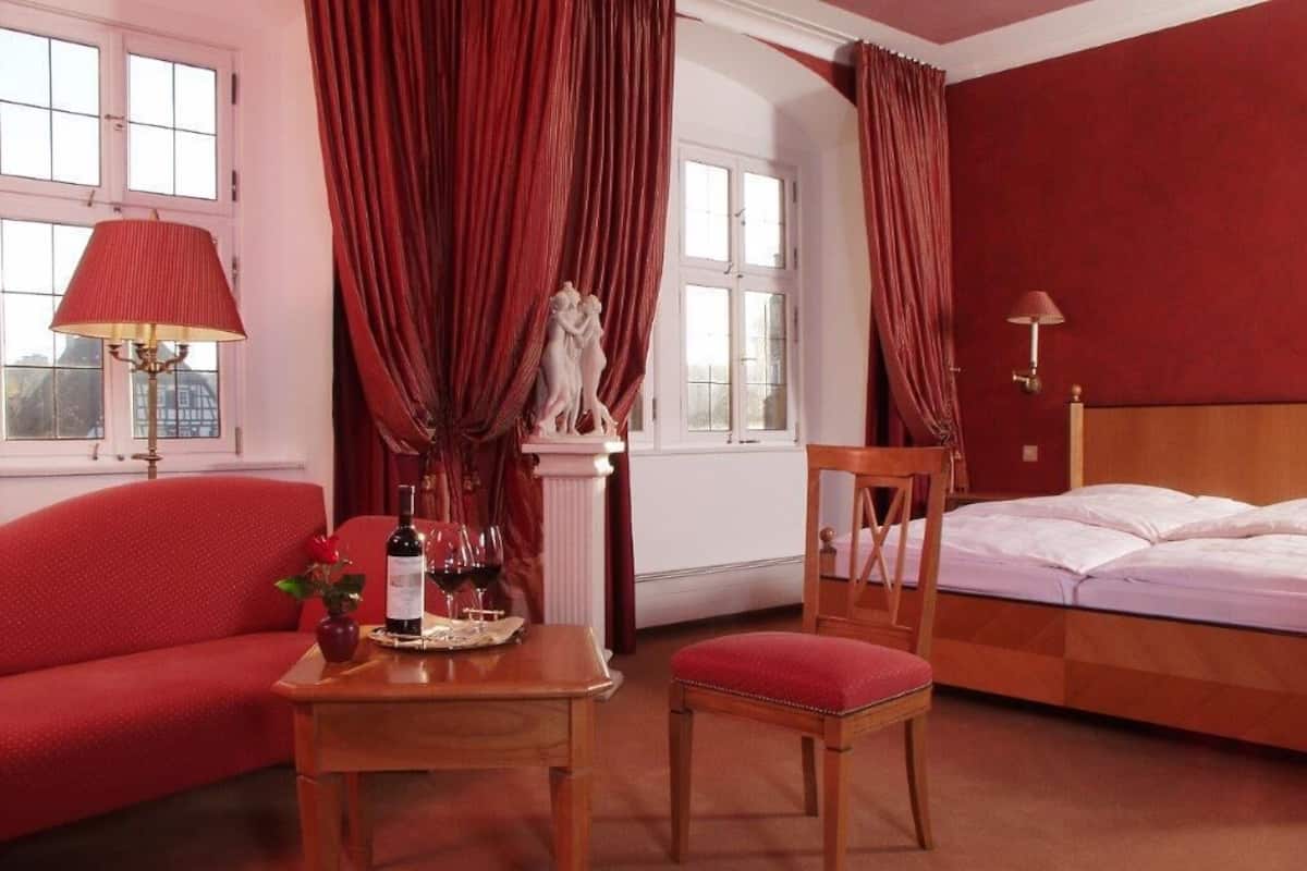 Executive Suite | In-room safe, desk, blackout drapes, travel crib
