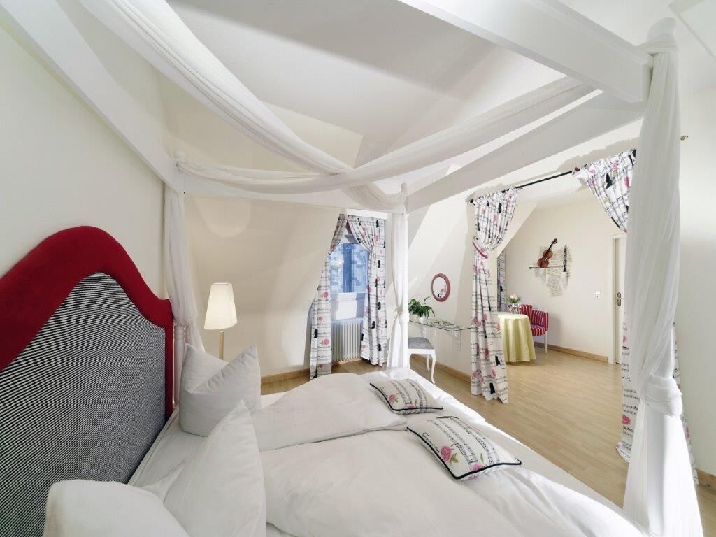 ห้องจูเนียร์สวีท | ตู้นิรภัยในห้องพัก, โต๊ะทำงาน, ผ้าม่านกันแสง, เปลนอนเด็กแบบพกพา