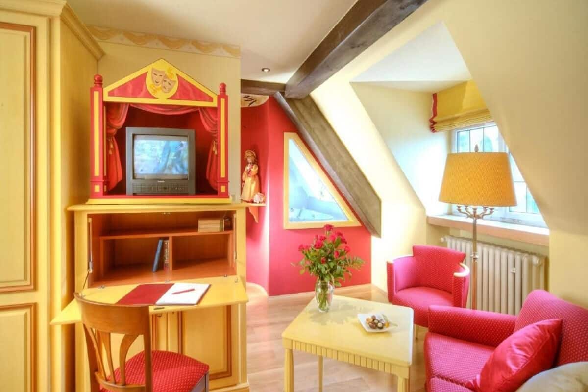 1 slaapkamer, een kluis op de kamer, een bureau