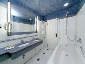 Komfortbadewanne, Regendusche, Haartrockner, Bademäntel