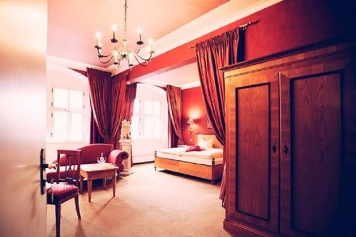 1 slaapkamer, een kluis op de kamer, een bureau