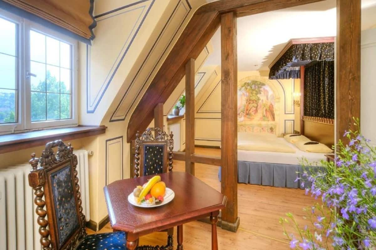 1 slaapkamer, een kluis op de kamer, een bureau