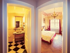 Cofres nos quartos, escrivaninha, cortinas blackout, berço de viagem