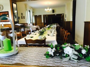 Desayuno completo (EUR 5 por persona)