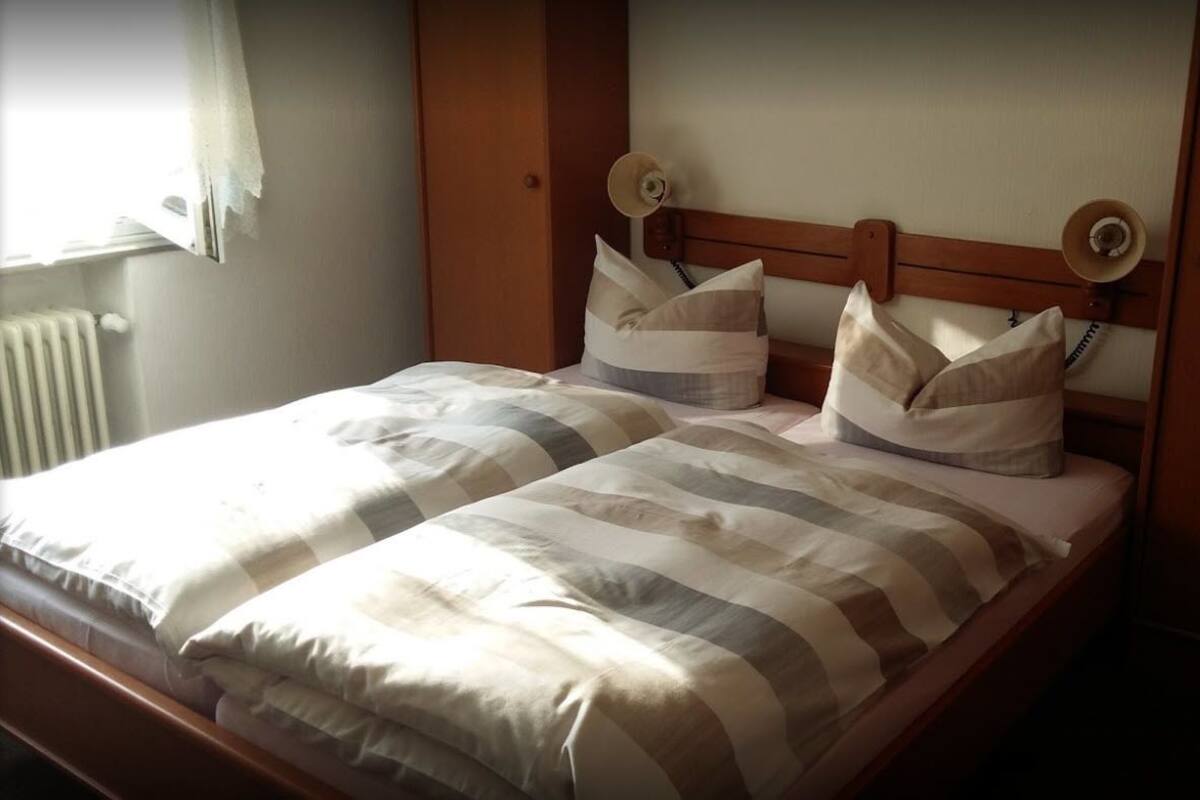 Habitación doble, baño privado | Escritorio, tabla de planchar con plancha, wifi gratis y ropa de cama