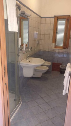 Shower, rainfall showerhead, free toiletries, hair dryer - Hotel Club Torre Marino (Ricadi)