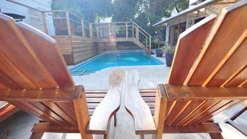 2 albercas al aire libre, acceso de 08:00 a 20:00, y camastros