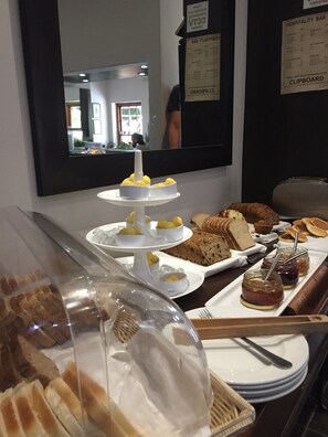 Petit déjeuner complet compris tous les jours