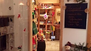 Un interior acogedor con un letrero de madera que dice 'Forstmeister's Hofladen'.