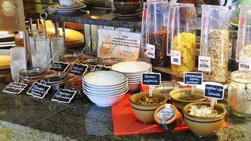 TĂ€gliches inbegriffenes FrĂŒhstĂŒcksbuffet