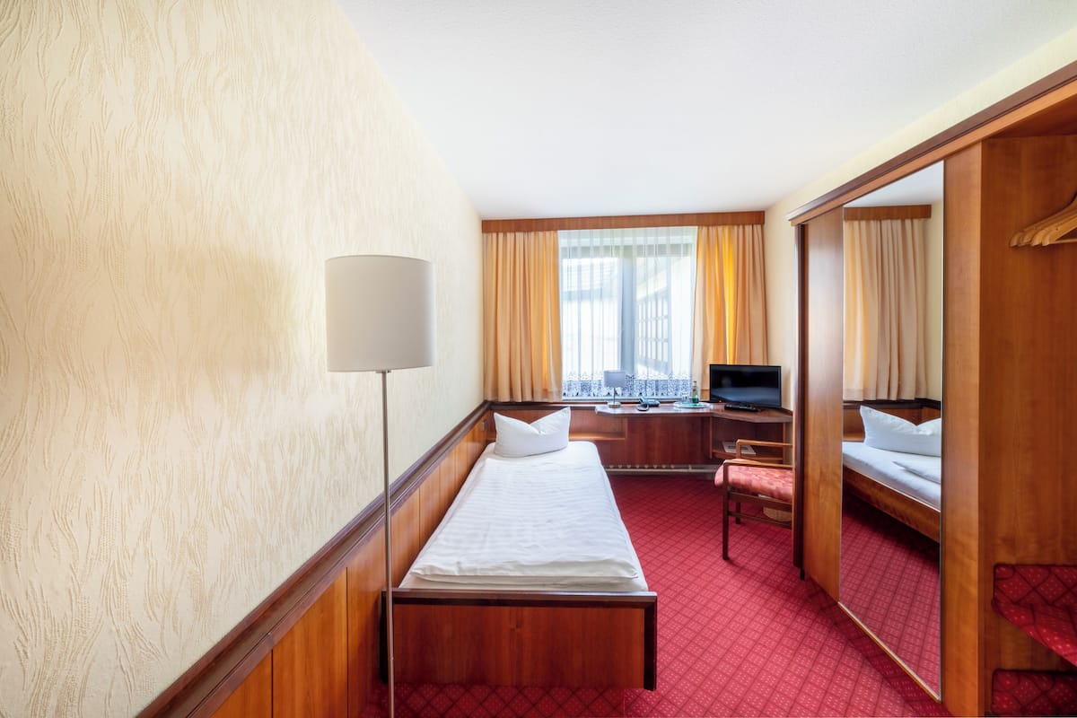Habitación individual | Tabla de planchar con plancha, wifi gratis y ropa de cama