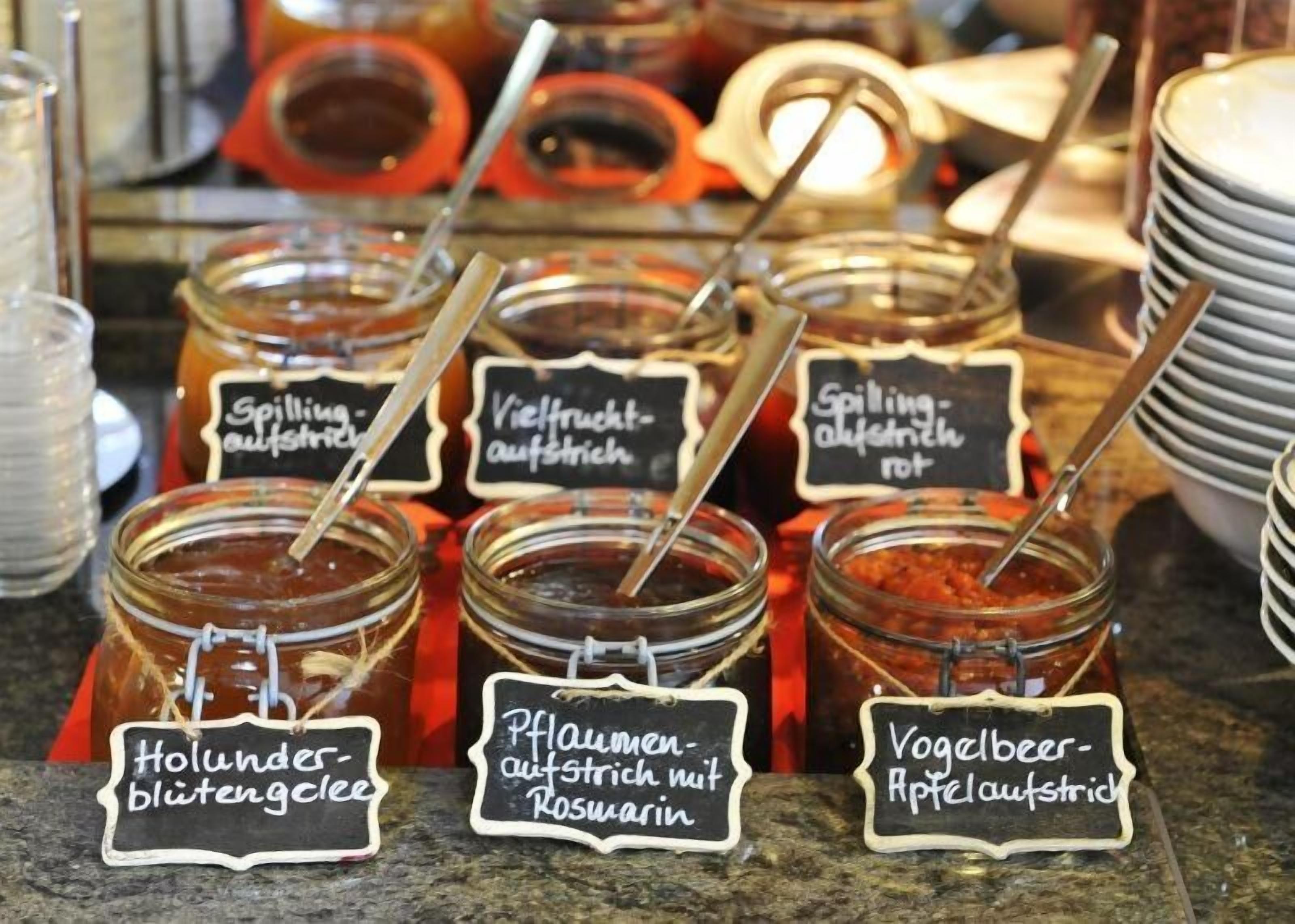 Exhibición de diferentes alimentos con etiquetas en un idioma extranjero, probablemente en un restaurante o mercado de alimentos.