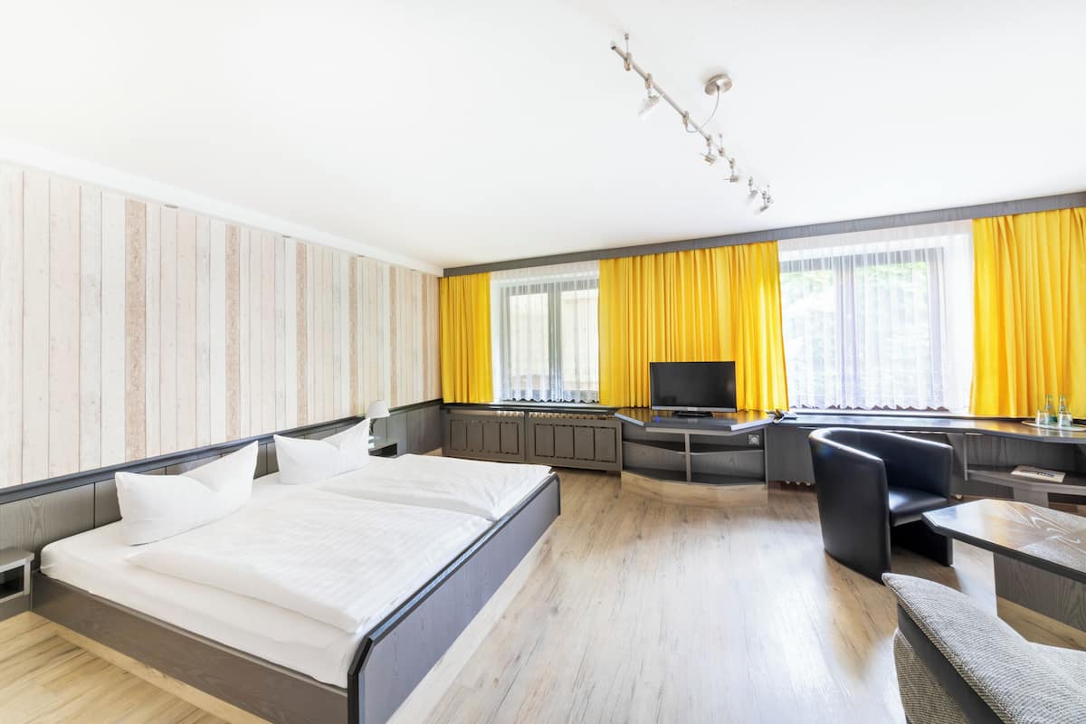 Habitación triple | Tabla de planchar con plancha, wifi gratis y ropa de cama