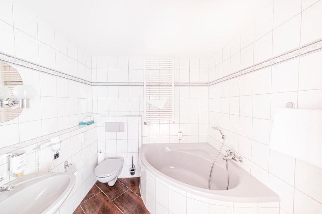 Ein Badezimmer mit Badewanne, Toilette und Waschbecken.