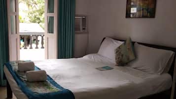 1 kamar tidur, seprai premium, dan tirai kedap cahaya