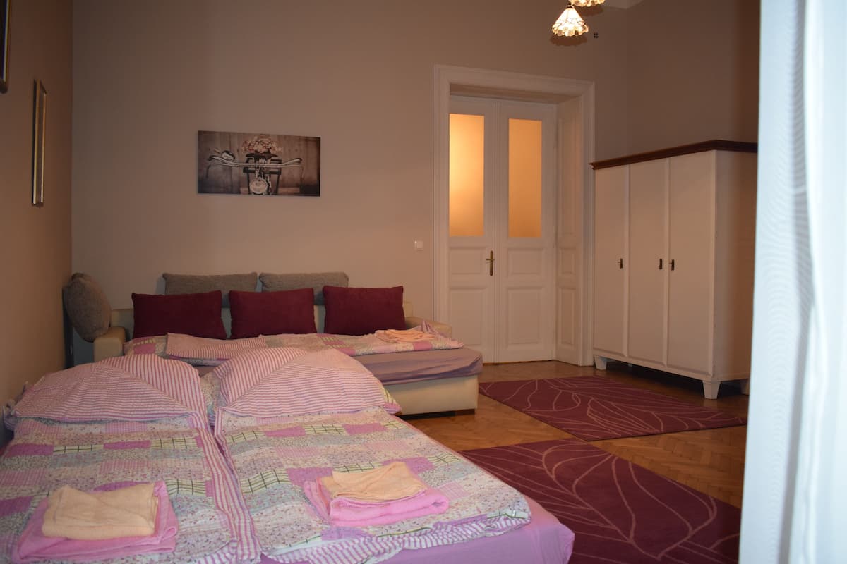 Orient Deluxe Big Apartment with balcony | Verdunkelungsvorhänge, kostenloses WLAN, Bettwäsche
