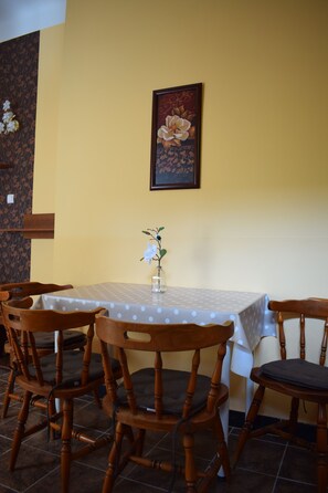 Family dining - Orient Deluxe Apartments (Budapest)