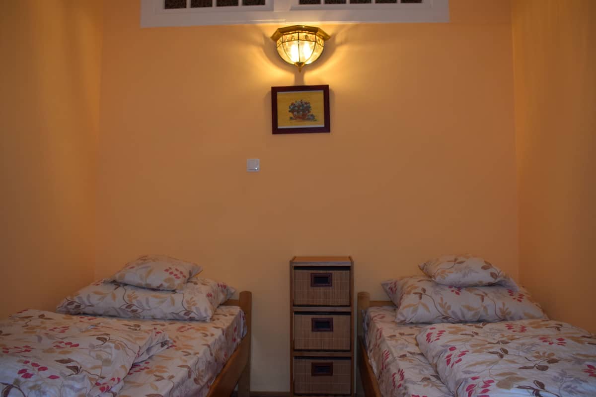 Apartment (inside court) | Verdunkelungsvorhänge, kostenloses WLAN, Bettwäsche